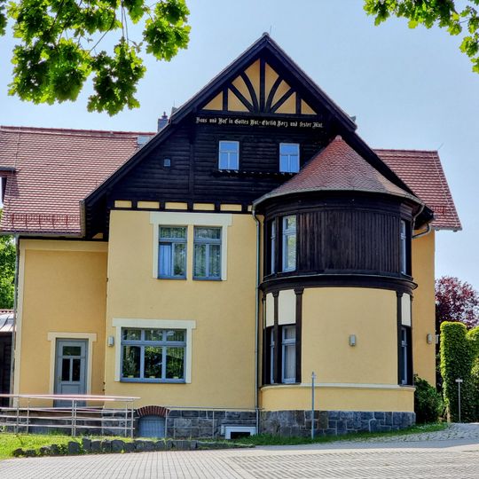 Villa Hünlich; Fabrikantenvilla mit gemauertem Torbogen am Nebengebäude Schulstraße 45