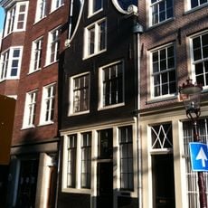 Huis met klokgevel en gevelsteen