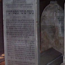 Hrob S Náhrobníkom