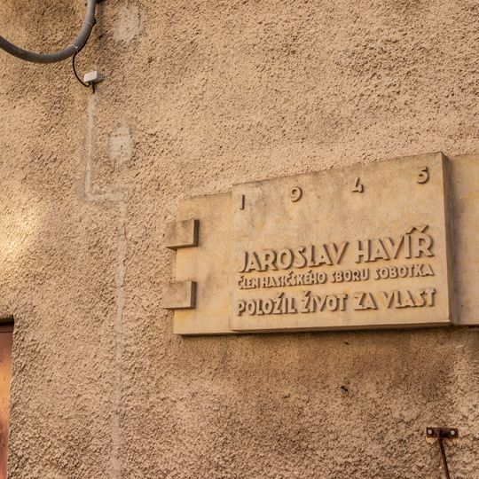 Pamětní deska Jaroslava Havíře na Malém náměstí v Sobotce