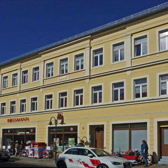 Wohnhaus mit Laden in geschlossener Bebauung Hauptstraße 8