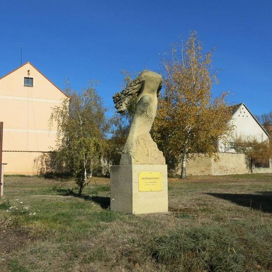 Kamenná plastika Na křídlech lásky v centru Března