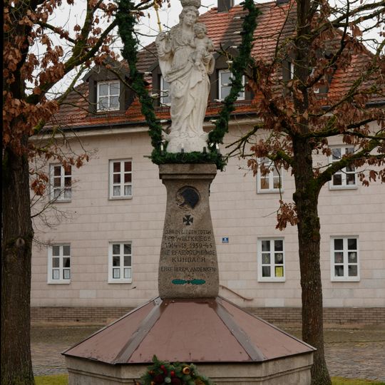 Brunnenförmiges Kriegerdenkmal mit Marienfigur