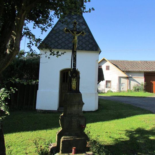 Kříž před kaplí v Hněvkovicích