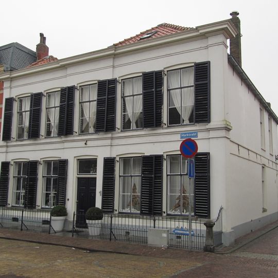 Marktveld 1, Sommelsdijk