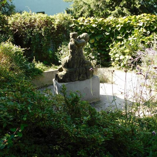 Kašna se sochou Tritona v Botanické zahradě v Praze