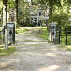 Julia Jan Woutersstichting, hek op grachtdam