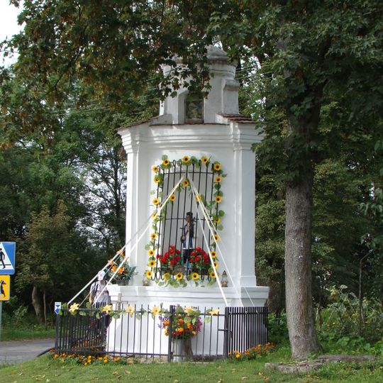 Kapliczka św. Jana Nepomucena, przed bramą wjazdową