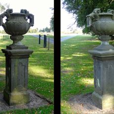 Rechteren: tuinsieraden (balustrade met trappen, putti, sfinxen, tuinvazen)