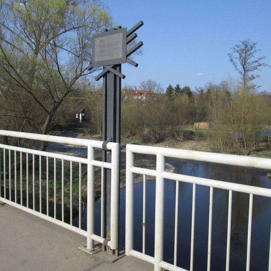 Památník u Nezvěstína mostě přes Úslavu