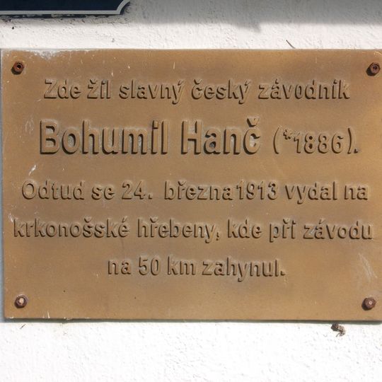 Pamětní deska Bohumila Hanče na domě 771 v Hrabačově