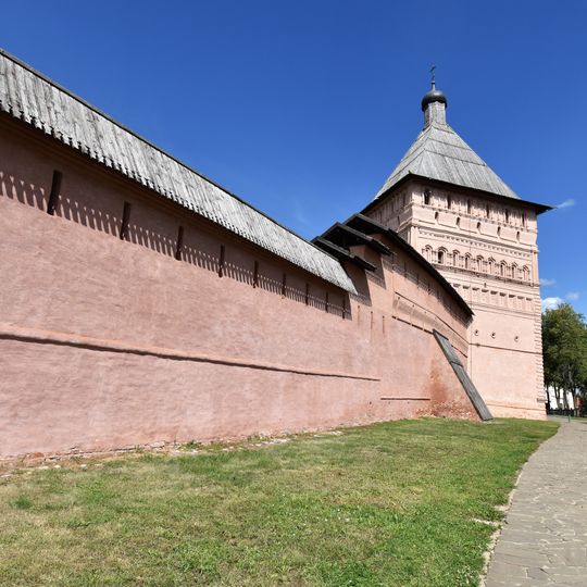 Прясло южной стены между Входной башней и Юго-западной наугольной башней