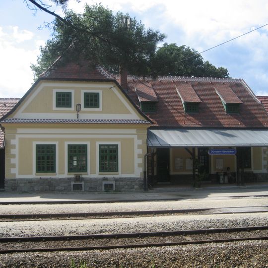 Station building and loading platform of the Dürnstein-Oberloiben railway station