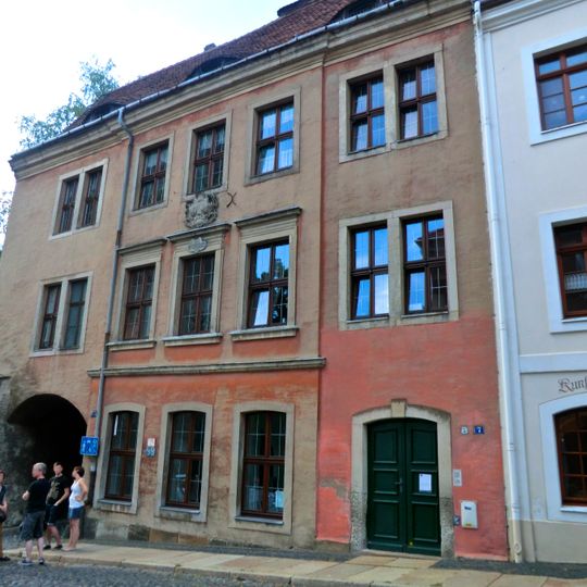 Wohnhaus in geschlossener Bebauung, mit Durchgang in den Karpfengrund Nikolaistraße 7