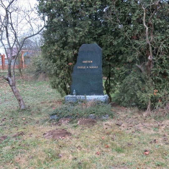 Pomník obětem zvůle a násilí poblíž nádraží ve Všejanech