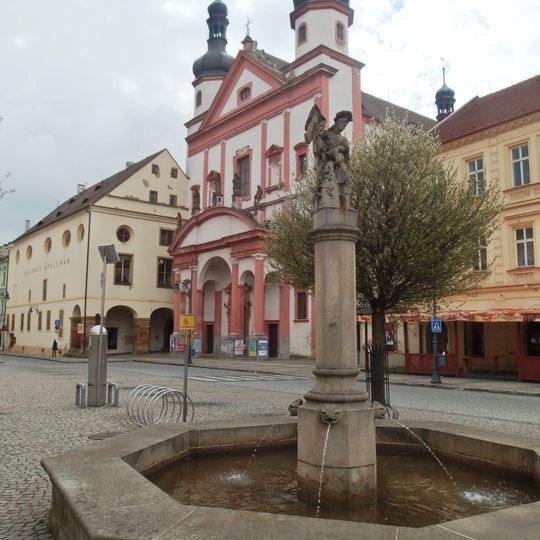 Kašna na náměstí 1. Máje v Chomutově