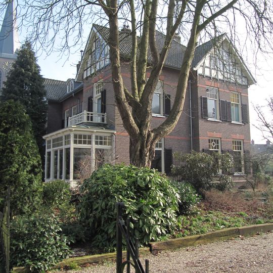 Dubbele villa met aangebouwde schuurtjes en tuinhek