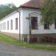 Kříž v Obděnicích u křižovatky