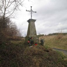 Kříž severně od Dolního Metelska na svahu