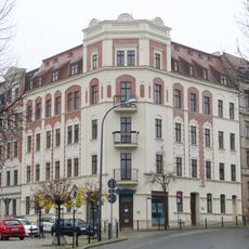 Mietshaus in geschlossener Bebauung mit Laden, Eckhaus Fleischerstraße 10 (Hauptanschrift: Hugo-Keller-Straße 3)