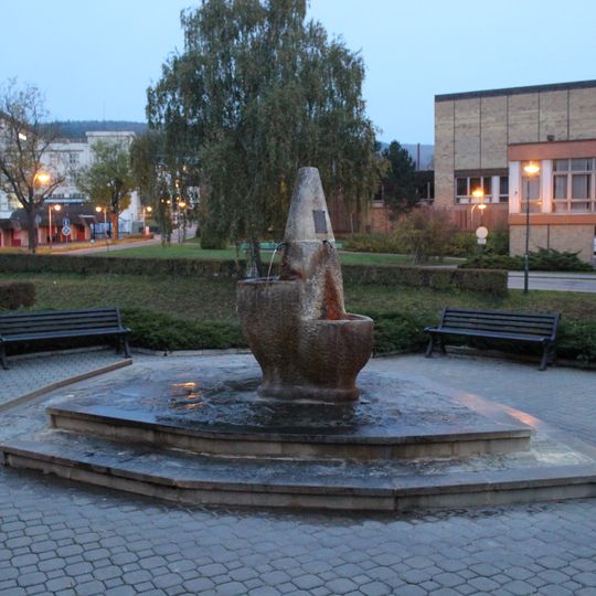 Kašna u kostela svaté Rodiny v Luhačovicích