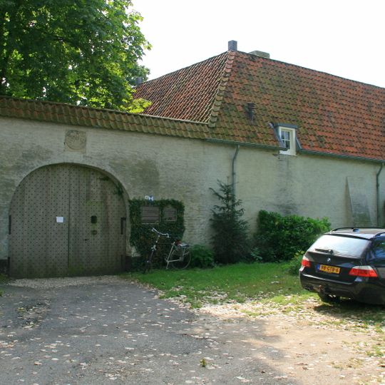 Heijen castle: farm with barns, gate and retaining wall