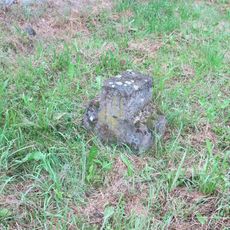 Malý smírčí kříž v příkopu u silnice v Nové Vsi nad Popelkou