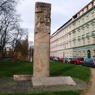 Pomník s citátem Internacionály v Brně