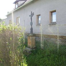 Kříž jižně od Krt