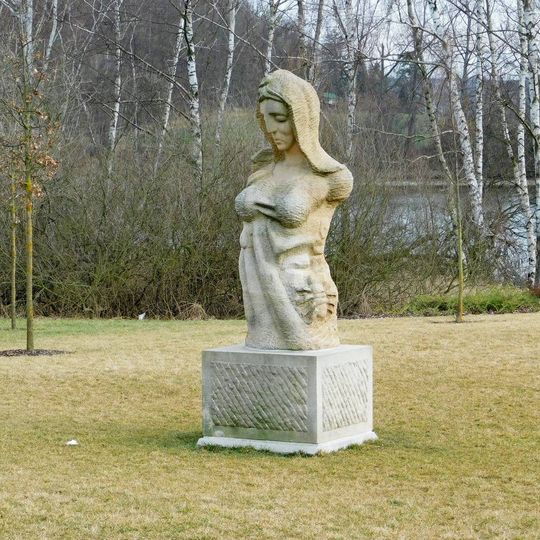 Socha ženy v Kostelci u Křížků