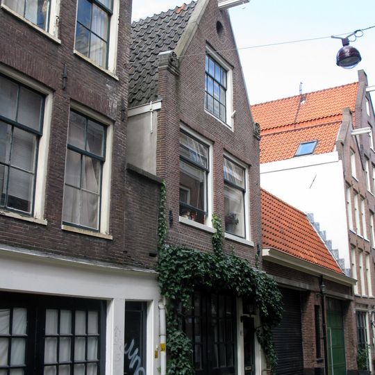 Huis met latere puntgevel onder zandstenen afdekbanden