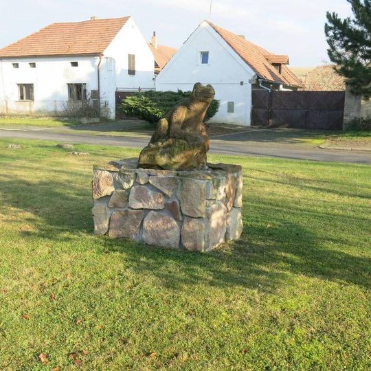 Socha žáby na návsi v Žabovřeskách nad Ohří