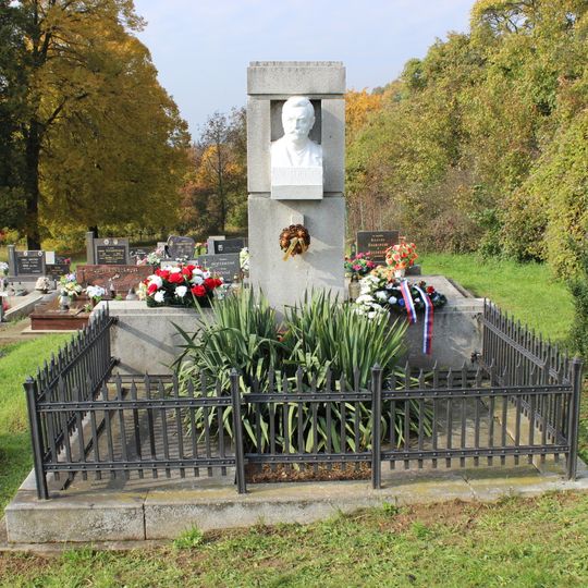 Náhrobok s bustou Ľ. V. Riznera