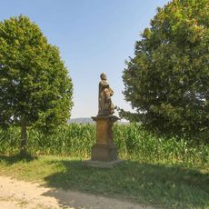 Socha svatého Marka v Újezdu vedle polní cesty