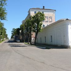 Одноэтажный дом с примыкающим с юга зданием церкви Святого Арсения (Великий Новгород)