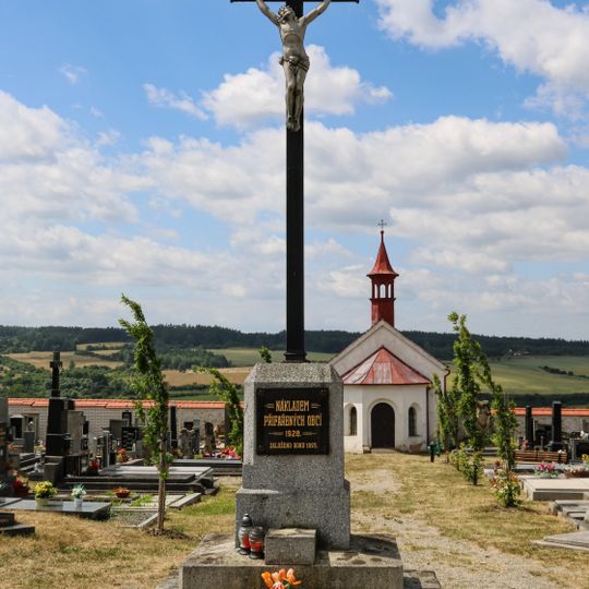 Kříž na hřbitově ve  Starém Plzenci