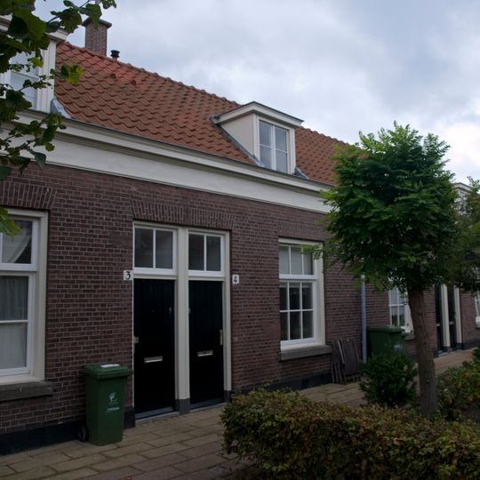Rij van twaalf voormalige diaconiewoningen in traditionele bouwstijl