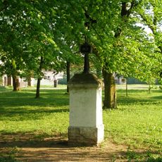 Kříž na návsi v Daminěvsi