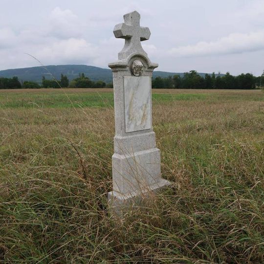 Kamenný kříž u silnice západně od Hostomic