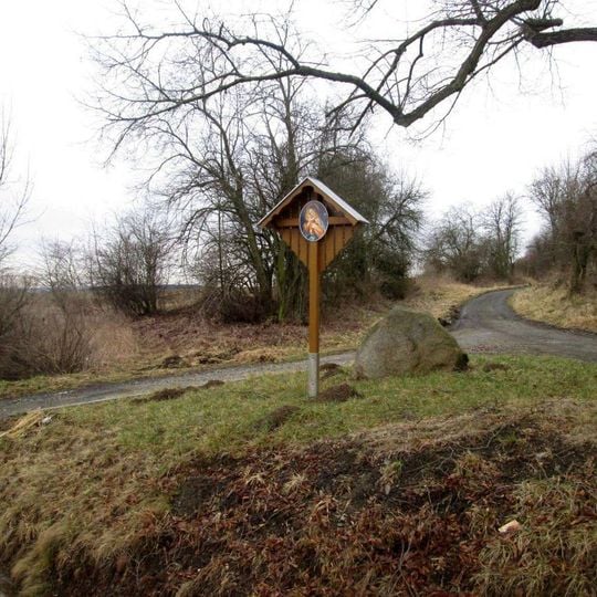 Kříž západně od Záchlumí na rozcestí