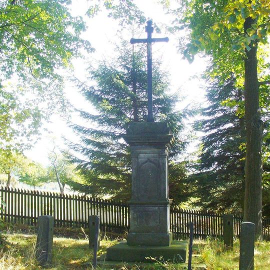 Kříž u cesty nad hřbitovem poblíž domu 78 v Chřibské