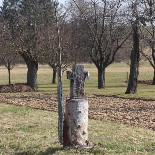 Dřevěný kříž v sadu u Zárubic
