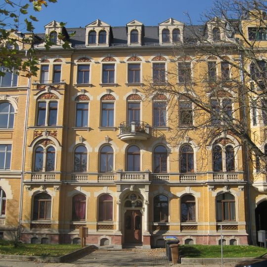 Mietshaus in geschlossener Bebauung mit Vorgarten Straße der Nationen 81