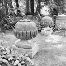 Twickel: twee tuinornamenten (bolvormige op vaas op een voet samengesteld uit vier tegenelkaar geplaatste consoles)