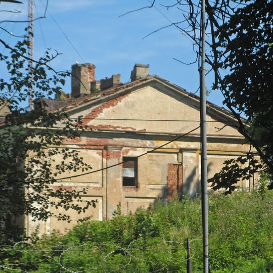 Трехэтажный служебный корпус