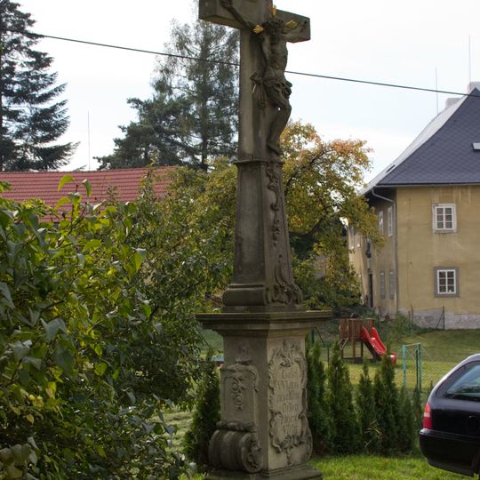 Kříž v Sudslavi u kostela