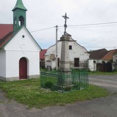 Kříž u kaple v Babíně