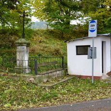 Křížek u rozcestí v Hliněné