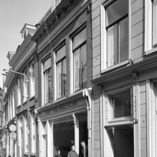 Eenvoudig pand met verdieping en geblokte kroonlijst