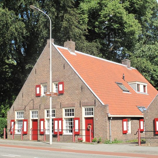 Karakteristiek huis van begane-grond met hoog zadeldak tussen puntgevels met vlechtingen